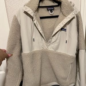RARE teddy Patagonia hood. Perfect for summer nights chill vibe!